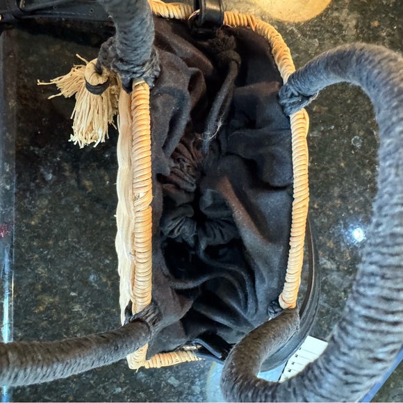 Stylish Woven Straw Bag with Black Accents - Picture 3 of 4